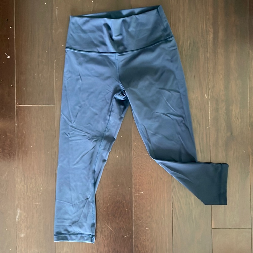 Lululemon navy blue 3/4 length leggings
